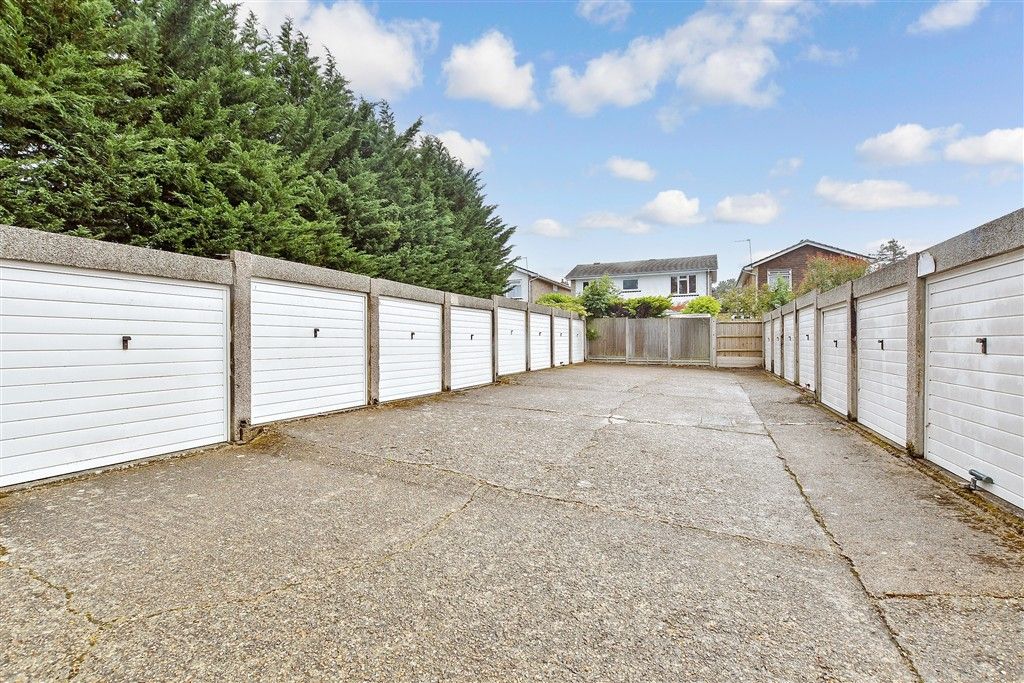 Property photo 2 of 11 Garage