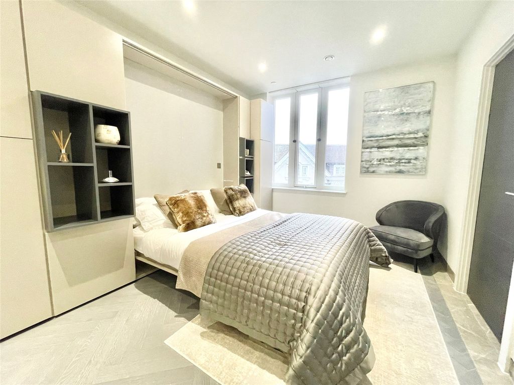 Property photo 2 of 6 Bedroom