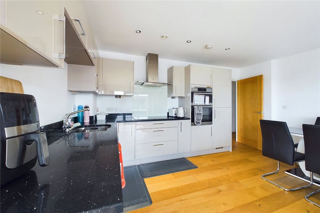 Property photo 3 of 14 Kitchen