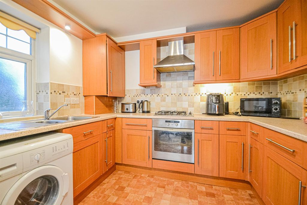 Property photo 3 of 6 Kitchen