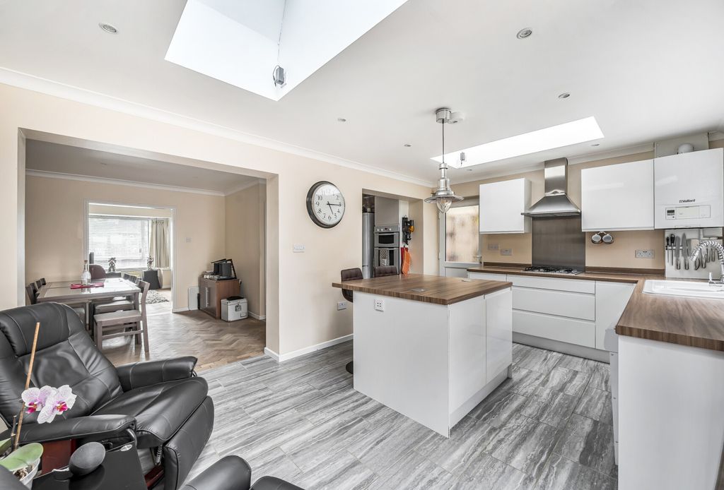 Property photo 2 of 17 1321131-16-686c12...