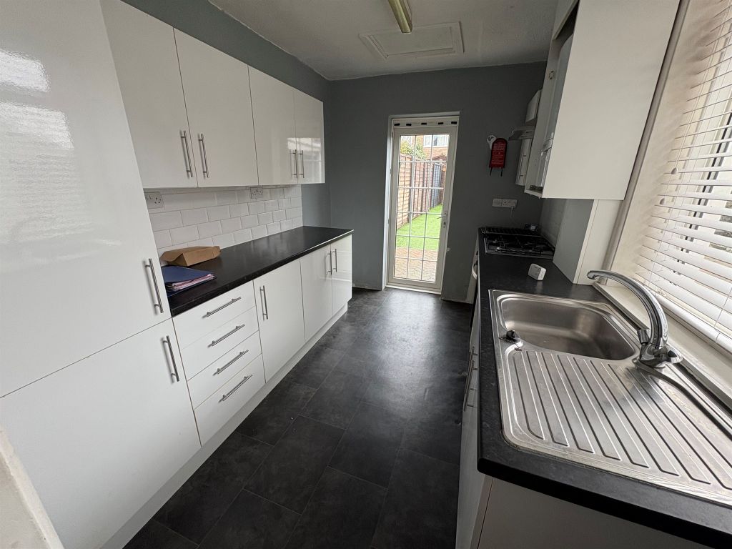 Property photo 3 of 11 Kitchen