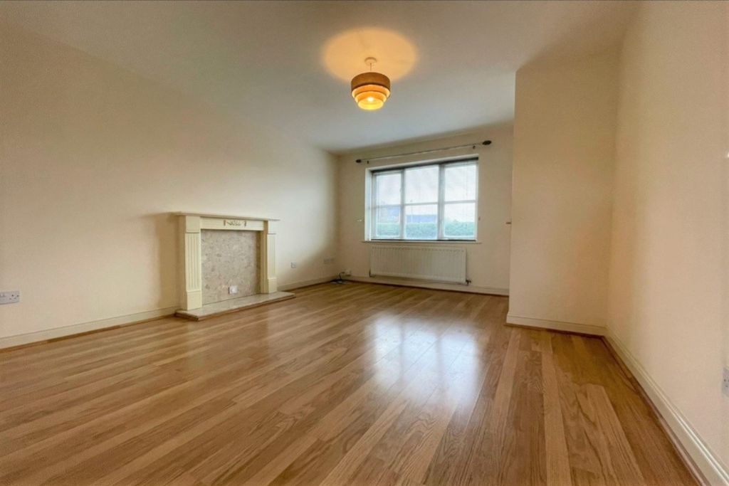 Property photo 3 of 11 Lounge