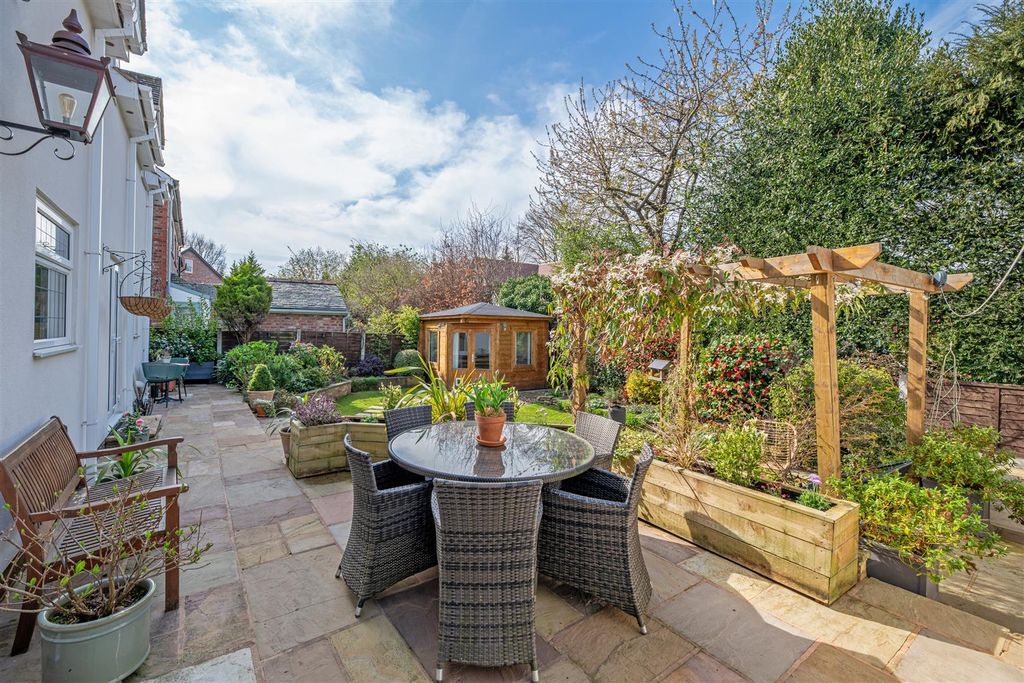 Property photo 2 of 17 Garden