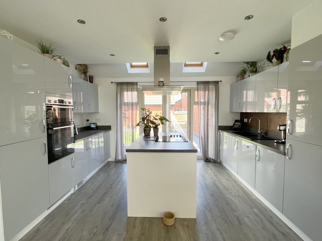 Property photo 2 of 32 Gallery