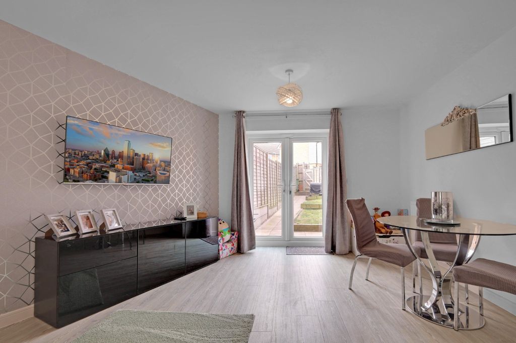 Property photo 2 of 17 4990543