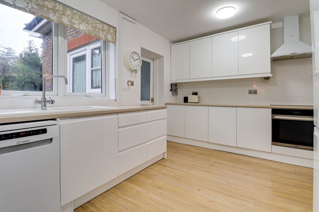 Property photo 3 of 19 Kitchen