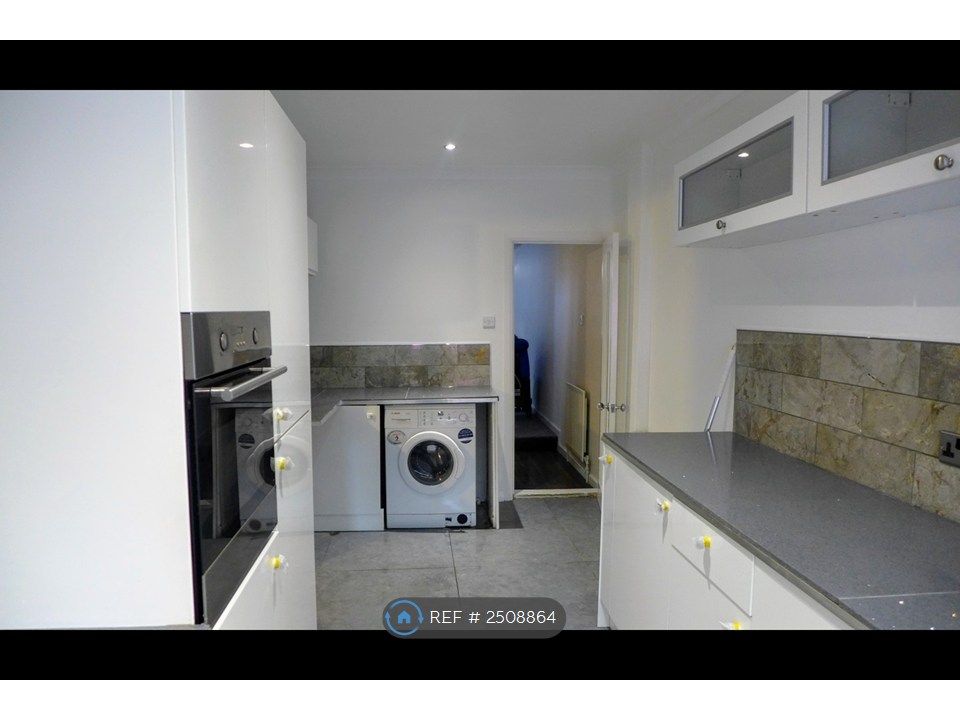 Property photo 3 of 9 White Good Supplied