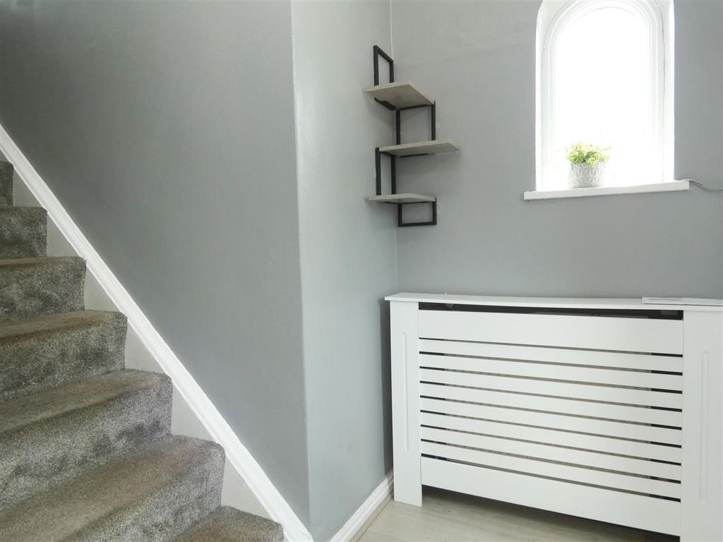 Property photo 3 of 16 Entrance Hall