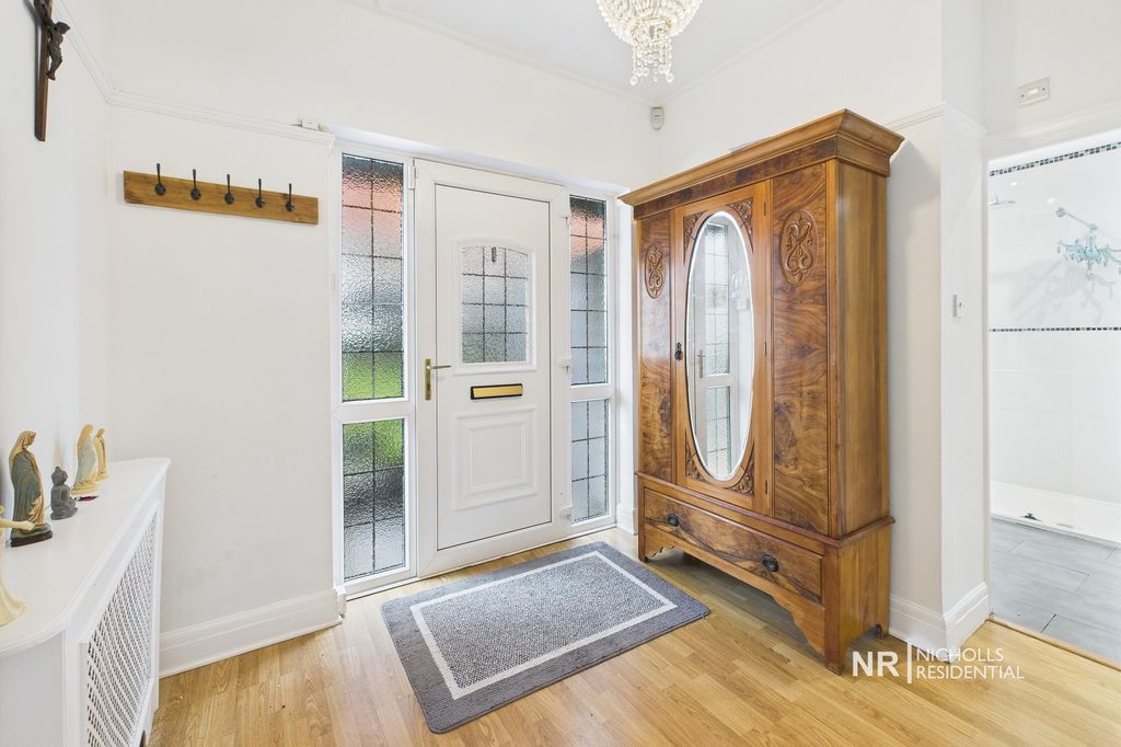 Property photo 3 of 18 Entrance Hall