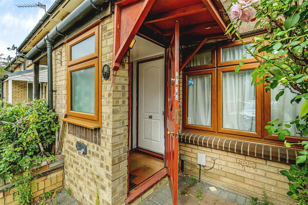 Property photo 3 of 19 15 Meadow Close-17.Jpg