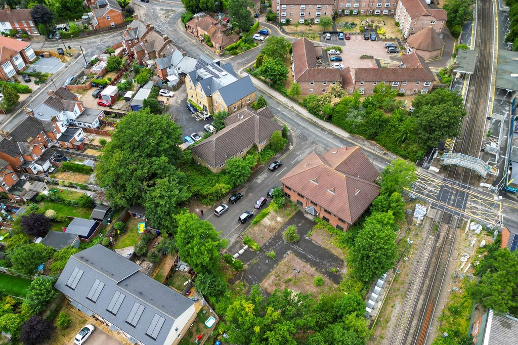 Property photo 2 of 8 2 &amp; 2B Guildford Road, Chertsey, Kt16 9Bj