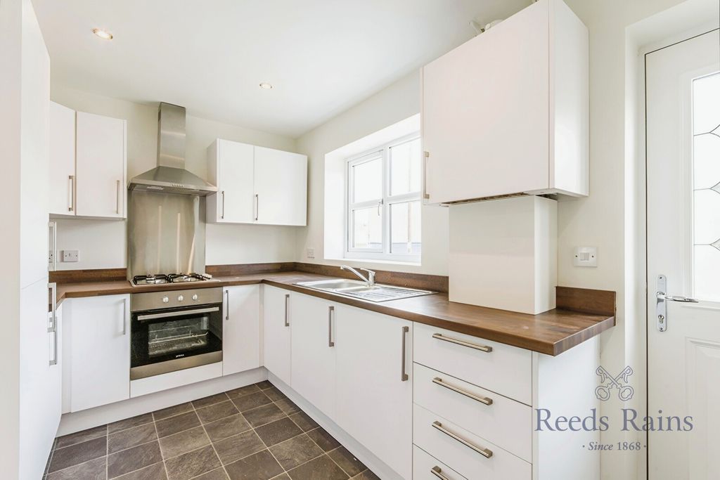 Property photo 3 of 10 Kitchen