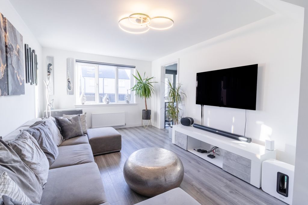 Property photo 3 of 24 Lounge