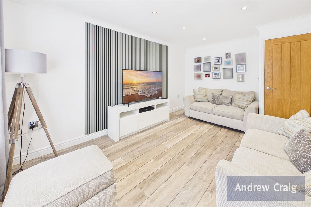 Property photo 2 of 16 Lounge