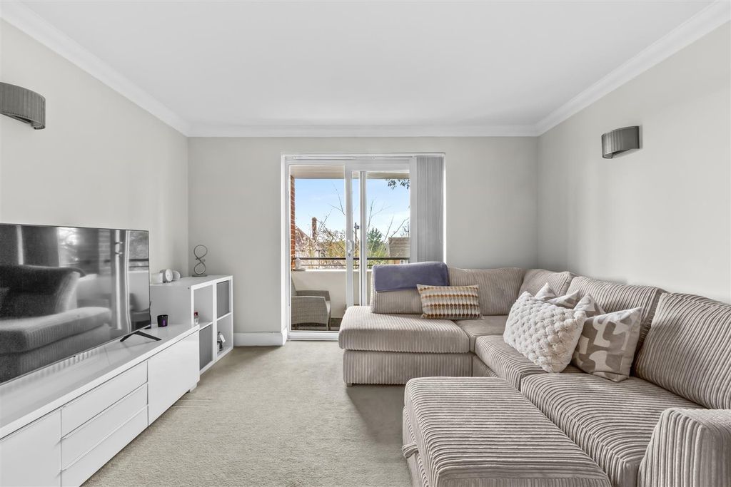 Property photo 2 of 13 Flat 3, Ridgeway Heights, Ridge Way, Hp13 5Be-7.Jp