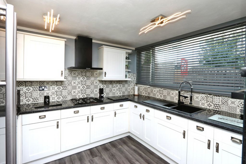 Property photo 3 of 18 Kitchen