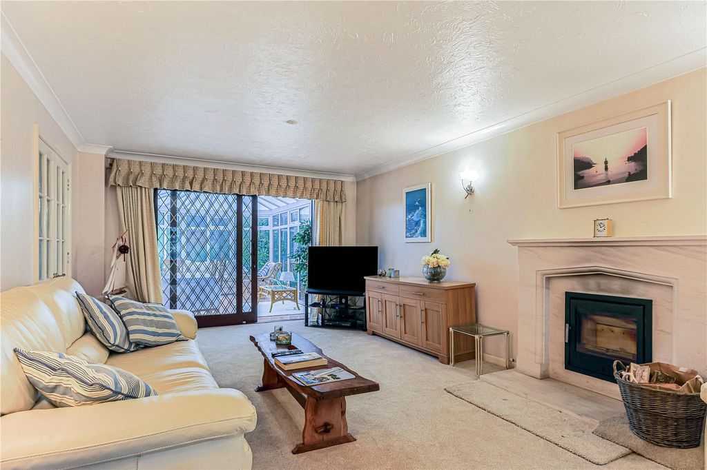 Property photo 3 of 26 Lounge