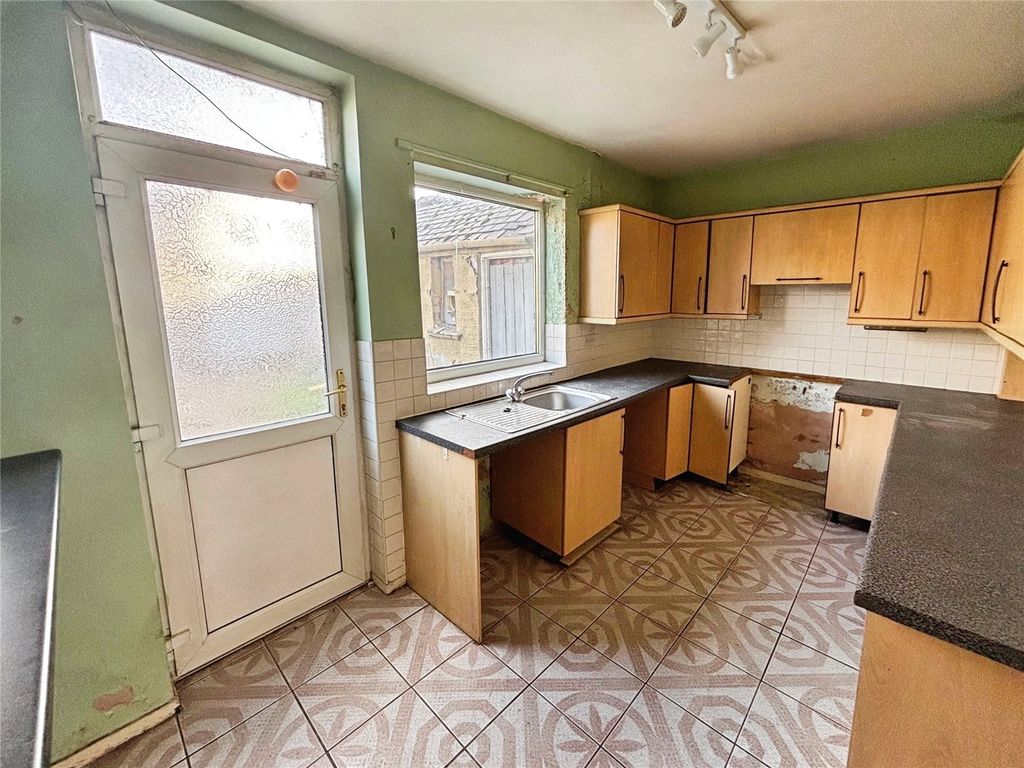 Property photo 3 of 12 Kitchen