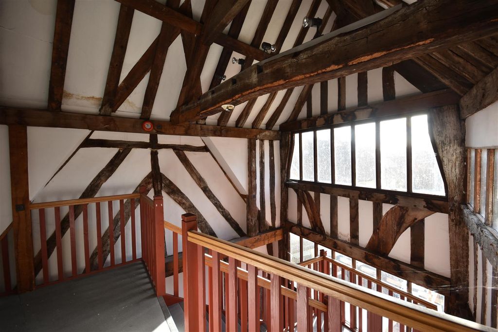 Property photo 2 of 10 Galleried Landing