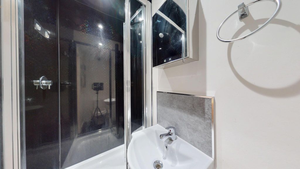 Property photo 3 of 9 Bathroom