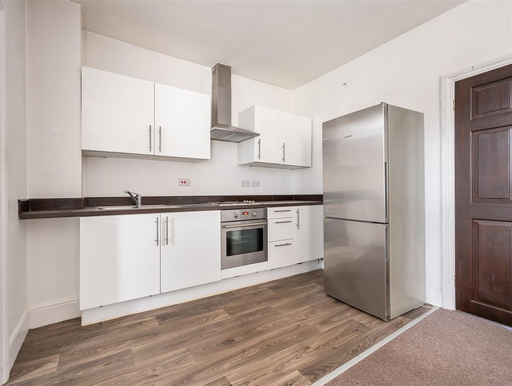 Property photo 3 of 13 Hove Avenue, E17