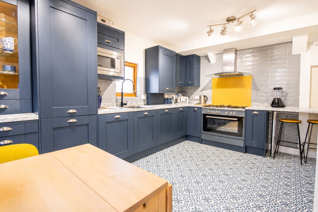 Property photo 3 of 11 3c81Adbf-Bb46-482c-B46F-382Aec5B997B