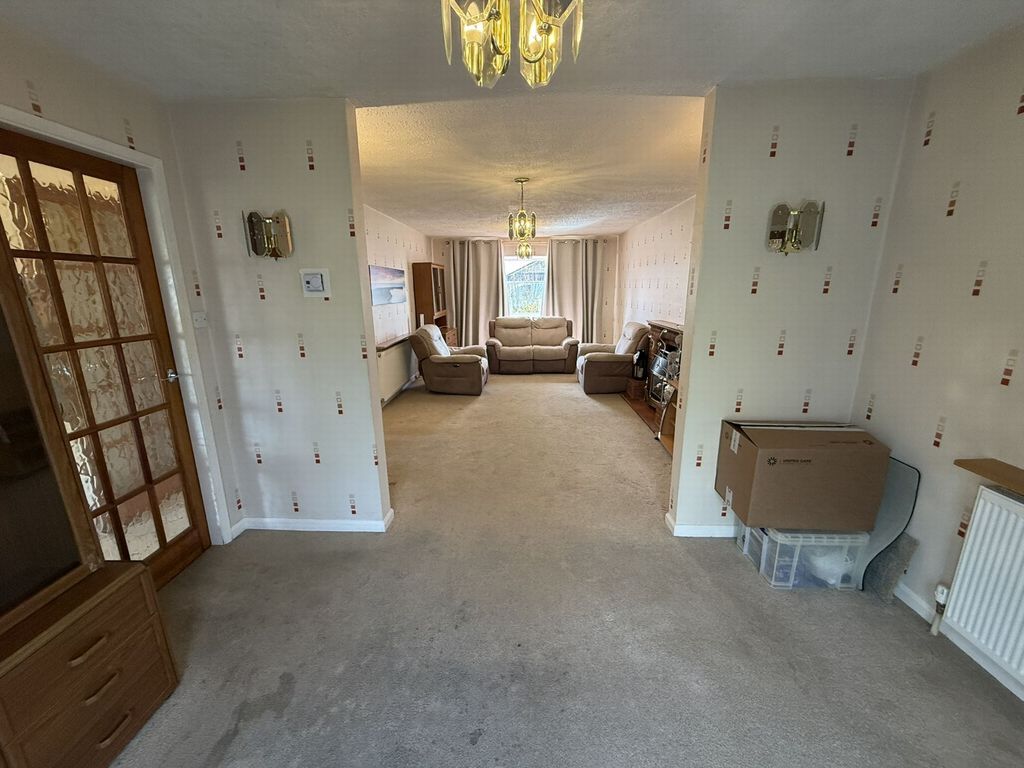 Property photo 3 of 12 Through Lounge