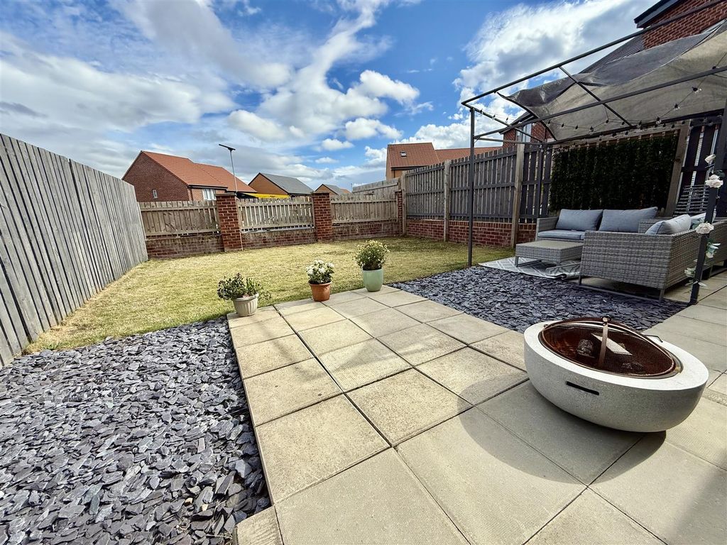 Property photo 2 of 11 Externally