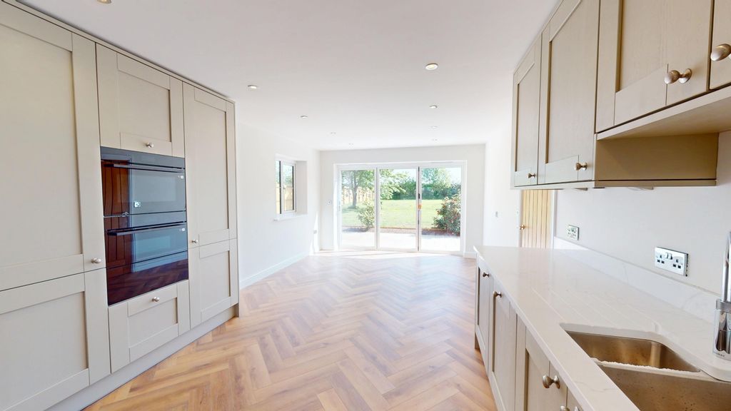 Property photo 3 of 37 4175838
