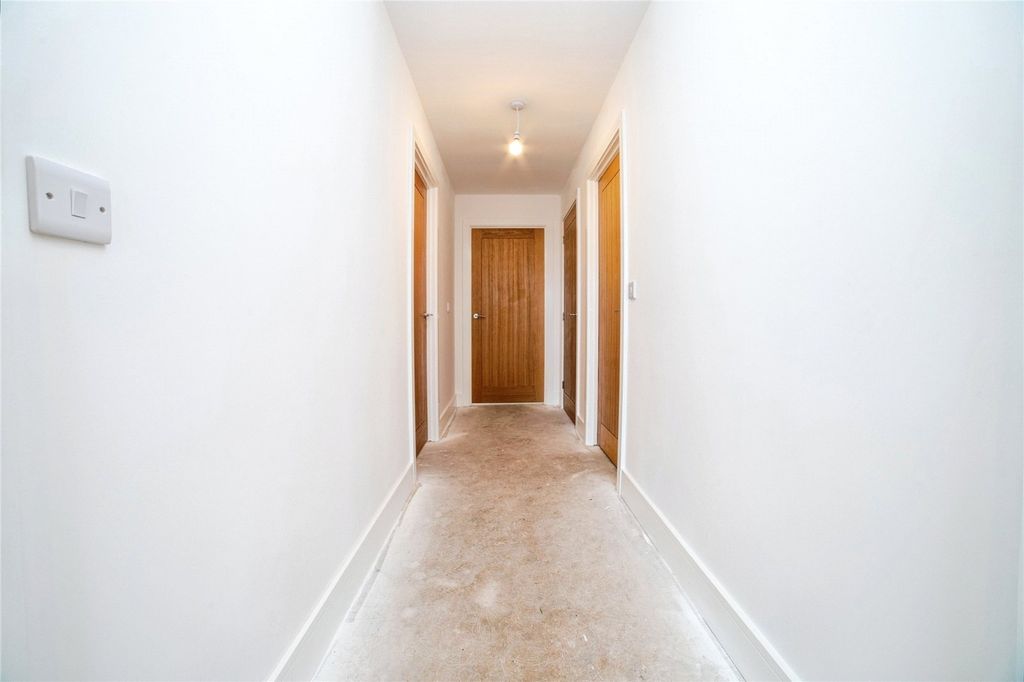 Property photo 3 of 17 Entrance Hall