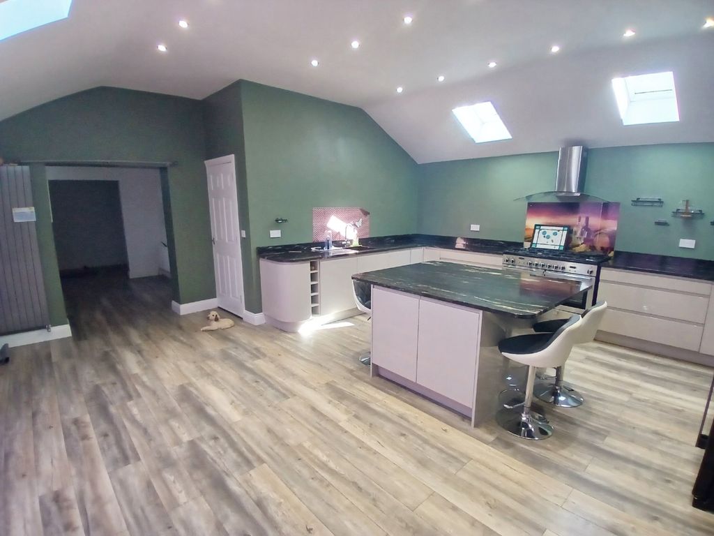 Property photo 3 of 19 Kitchen