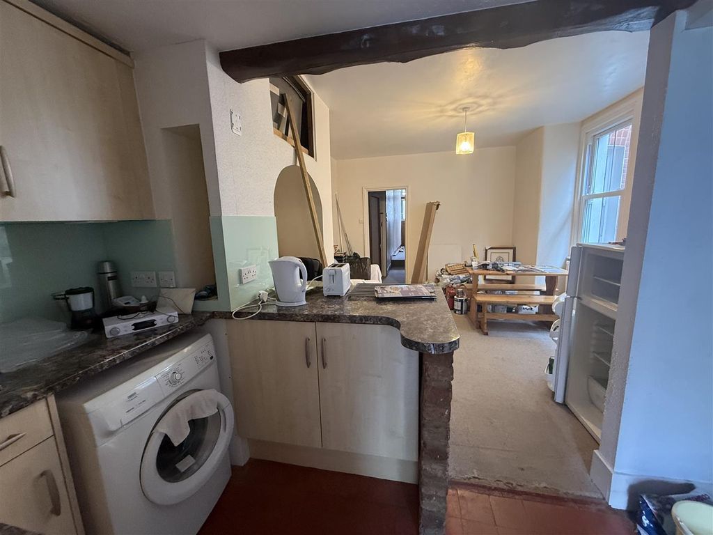 Property photo 3 of 8 Kitchen