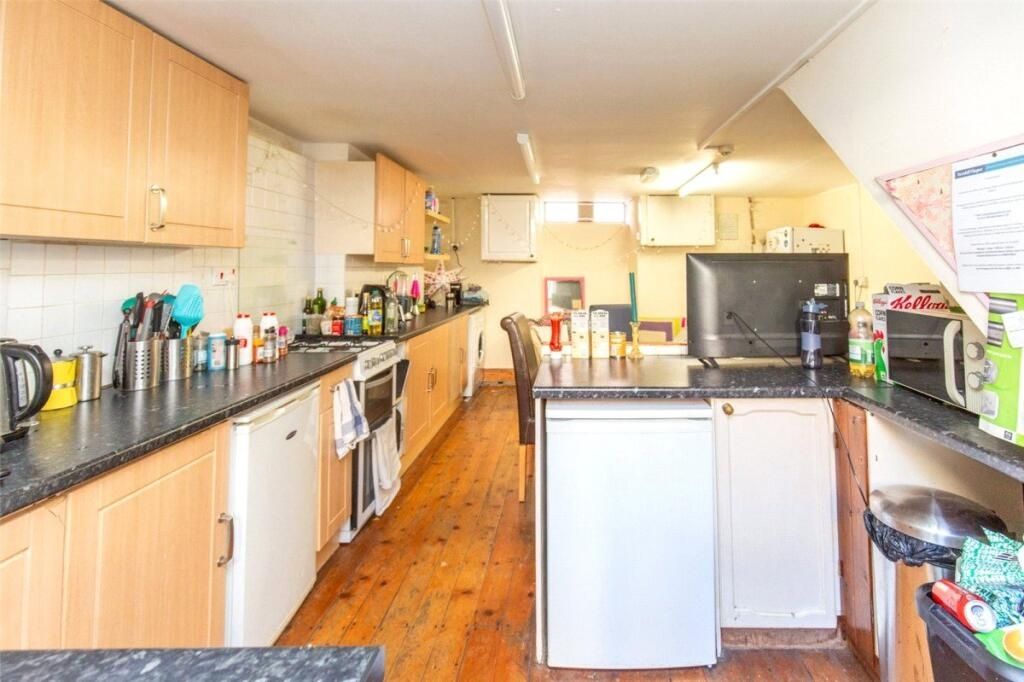 Property photo 1 of 7 A Bright And Well-Equipped Kitchen With Ample Coun...