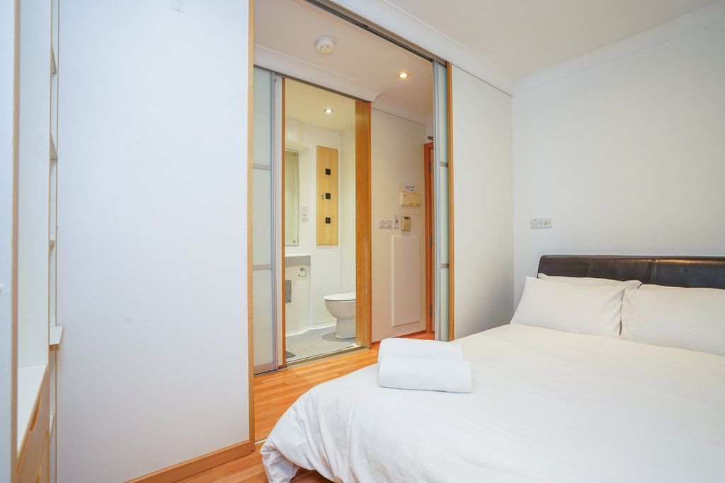 Property photo 3 of 6 Bedroom