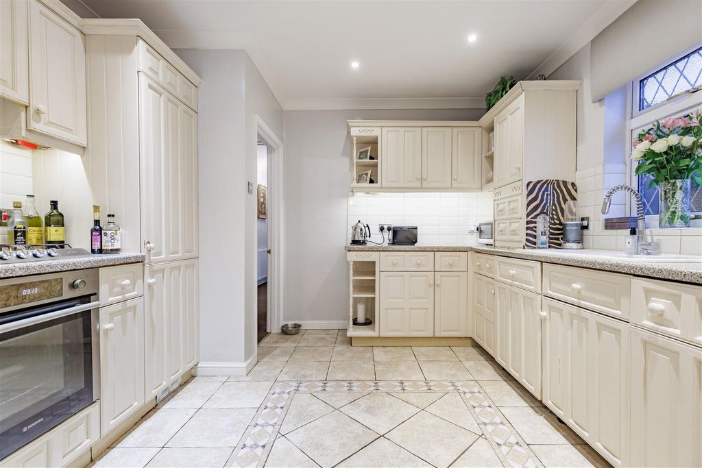 Property photo 2 of 30 81, Coppice Row (15).Jpg