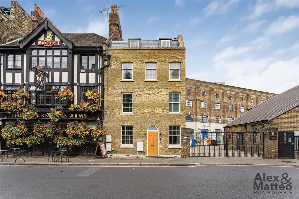 Property photo 1 of 19 Rotherhithe Street