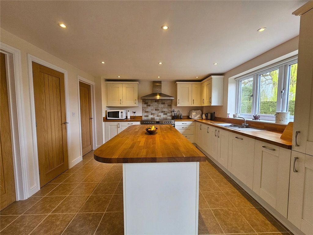 Property photo 3 of 22 Picture No. 32