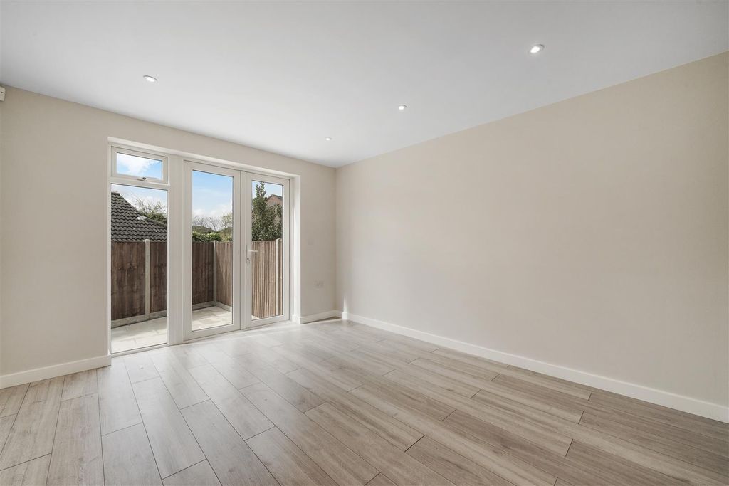 Property photo 1 of 16 Flat 12, Vale Court - Yz6Lzs42v7H0Pn6Uq9Jj.Jpg