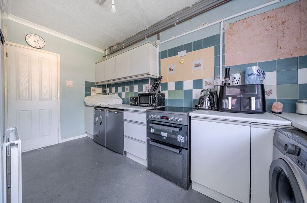 Property photo 3 of 14 1472135-16-6A2833...