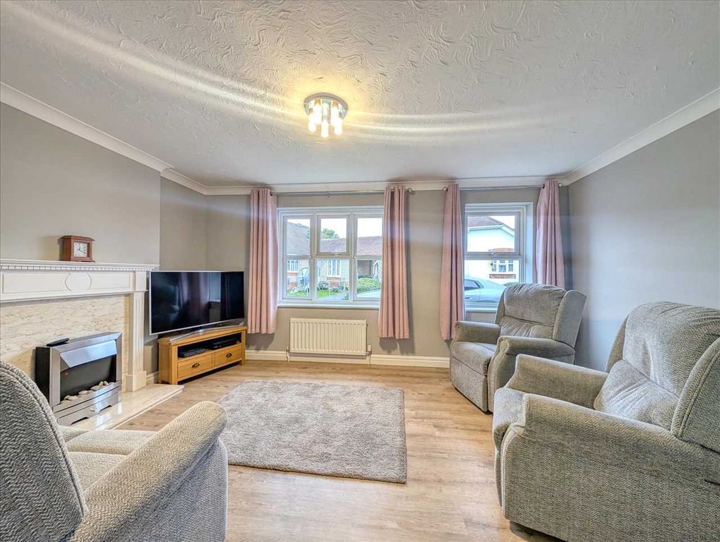 Property photo 3 of 13 Lounge