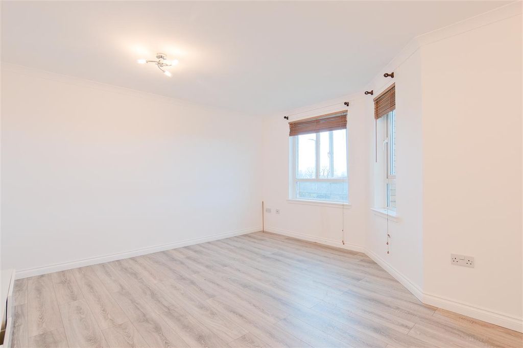 Property photo 2 of 16 Lounge