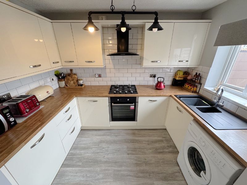 Property photo 2 of 27 Modern Fitted Kitchen