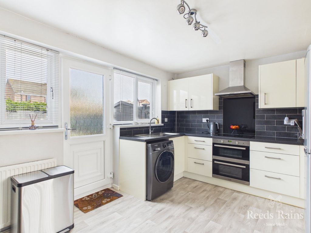 Property photo 3 of 16 Dining Kitchen