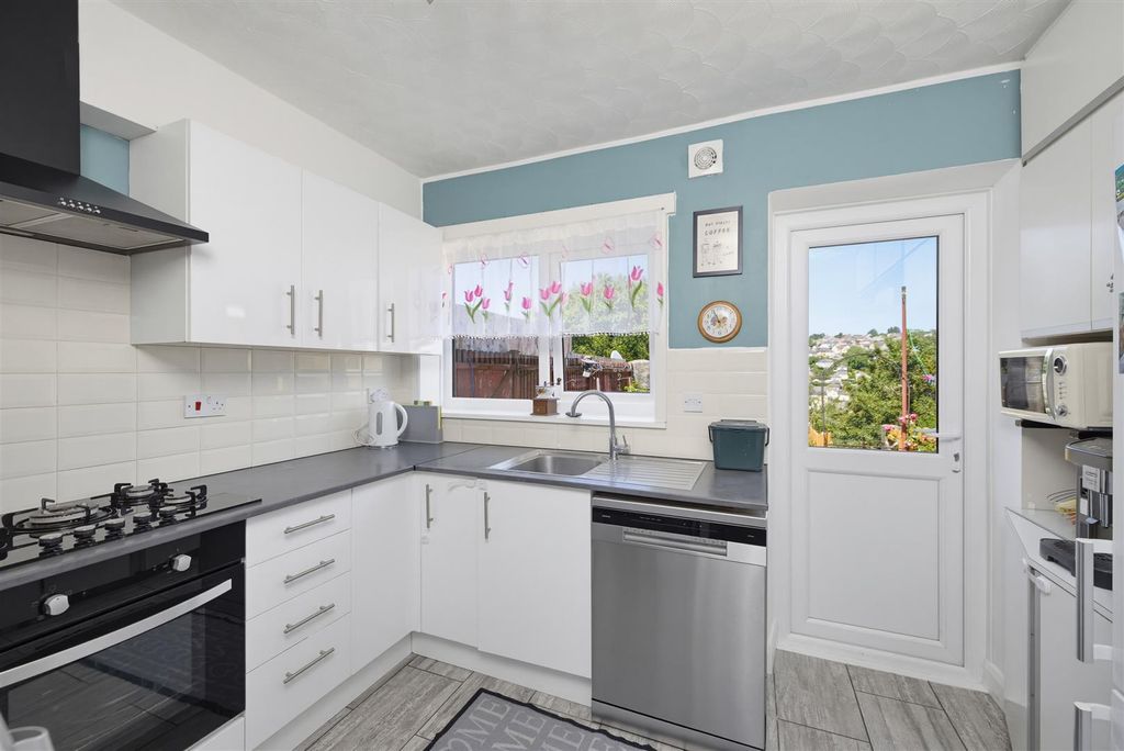 Property photo 3 of 17 Kitchen