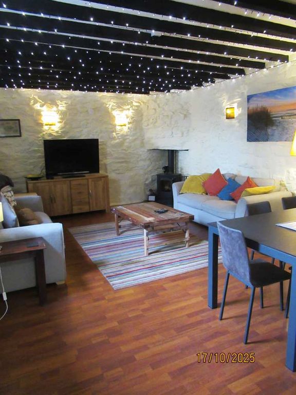 Property photo 3 of 23 Lounge