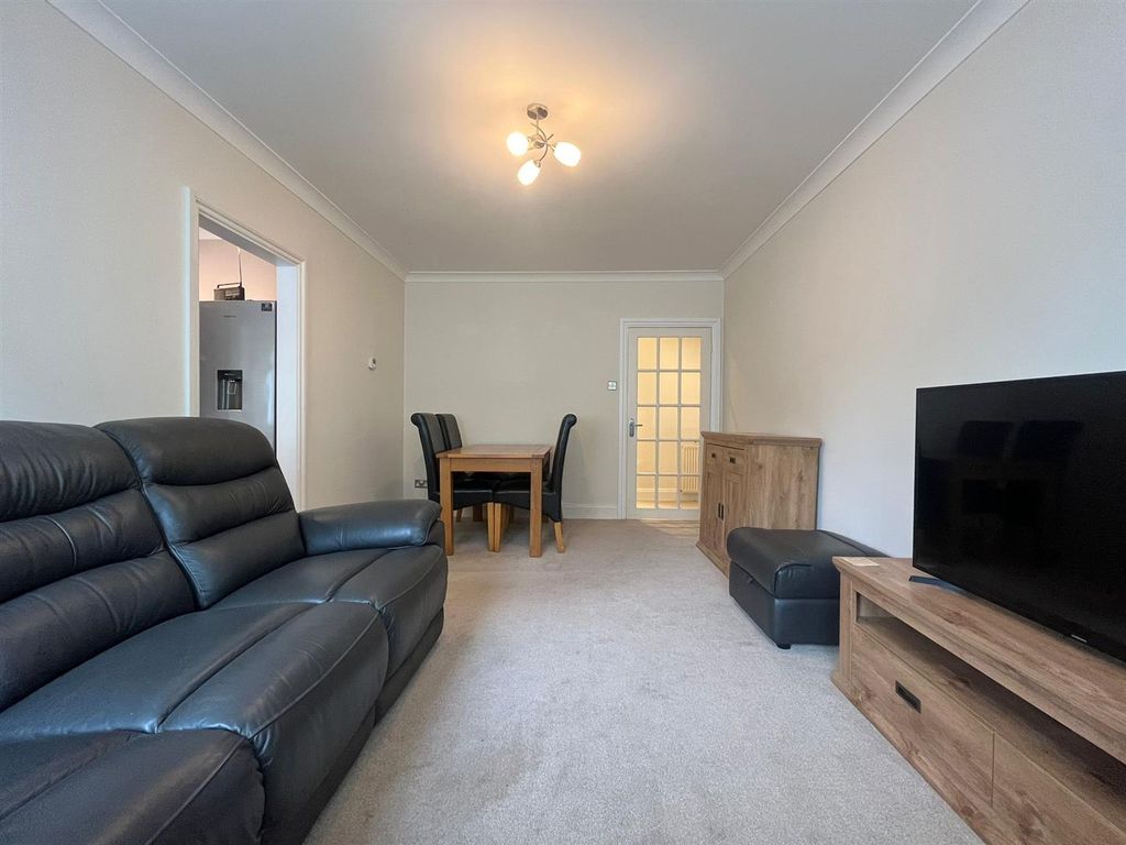 Property photo 3 of 10 Lounge