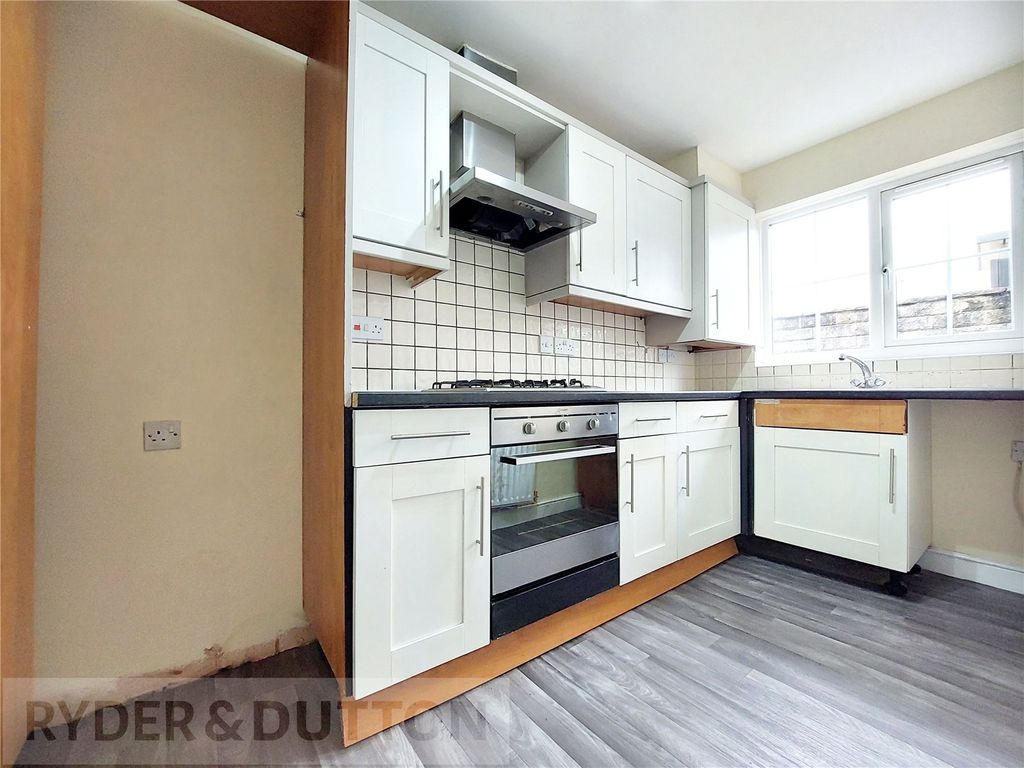 Property photo 3 of 11 Kitchen