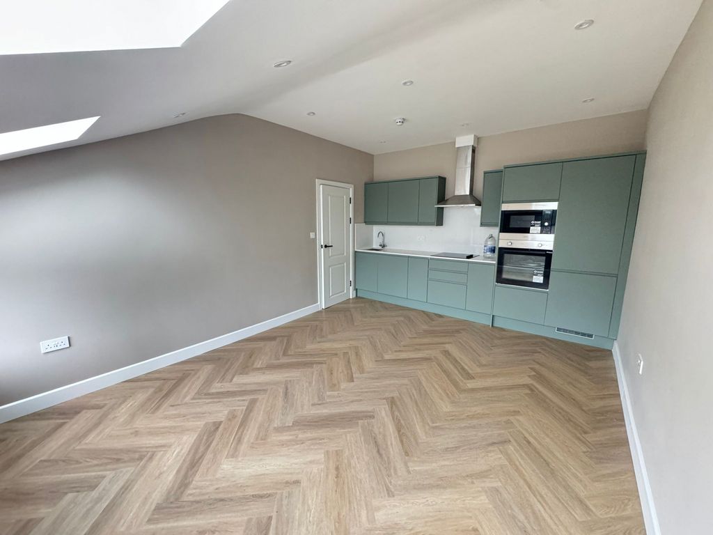 Property photo 1 of 7 3 Bed Flat To Rent High Road, London N12