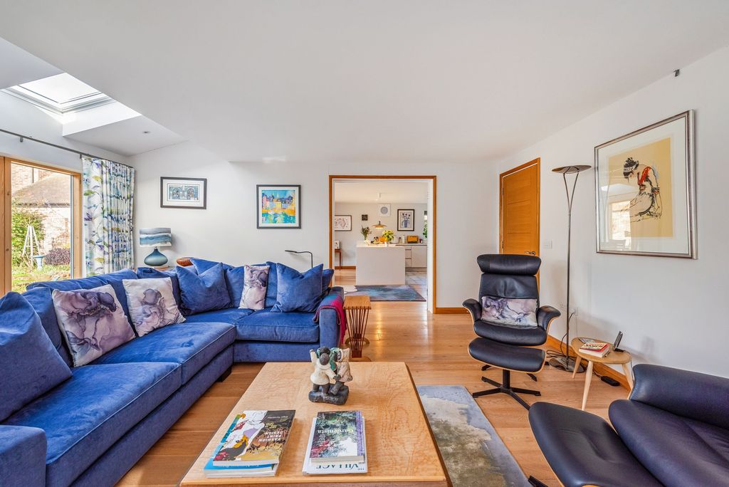 Property photo 2 of 27